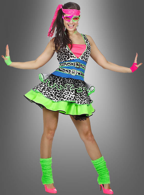 Jemand, der das „80er-Kleid Neon Girl“-Kostüm trägt – bestehend aus einem leuchtenden Kleid mit Leopardenmuster, Neon-Accessoires, Stulpen, rosa Schuhen, einer passenden rosa Maske und einem rosa Stirnband – posiert vor einem grauen Hintergrund. Perfekt als Fasching- oder Karnevalsoutfit oder für alle, die auf der Suche nach dem ultimativen 80er-Jahre-Kostüm sind.
