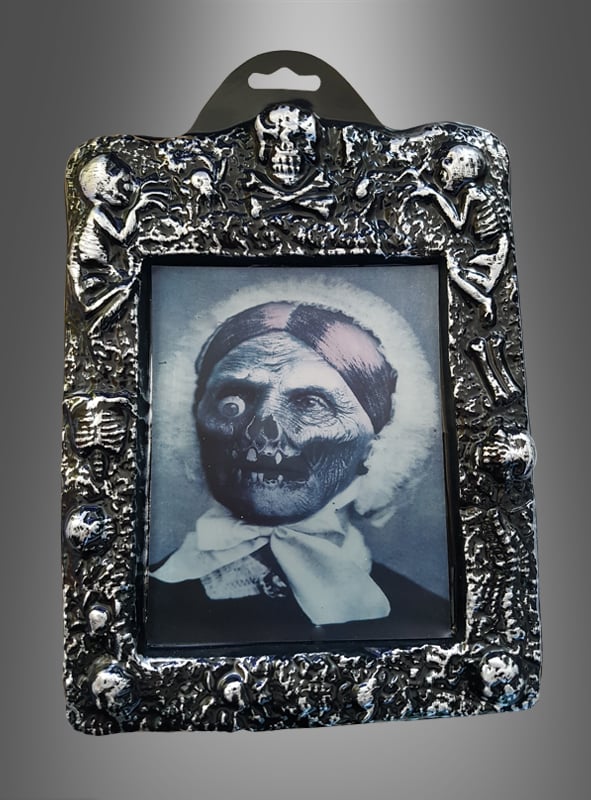 Ein Schwarz-Weiß-Porträt einer Frau mit Skelettgesicht, eingefasst in einen kunstvollen Bilderrahmen, der mit Totenköpfen und Skeletten verziert ist – dieses beeindruckende Wackelbild „Halloween-Hologramm-Bilder“ besticht aus jedem Blickwinkel durch seine eindringliche Schönheit.
