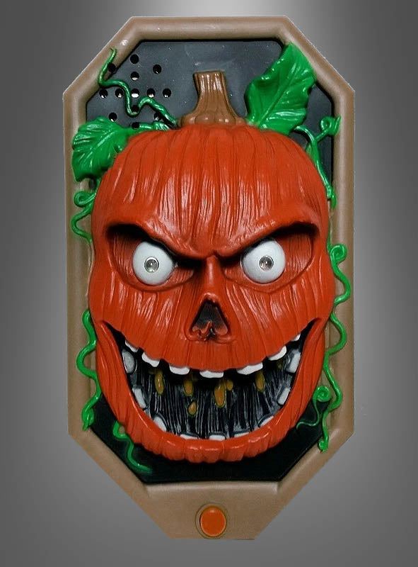 Die animierte Halloween-Türklingel zeigt ein bedrohliches Kürbiskopfgesicht mit scharfen Zähnen, hervorquellenden Augen und grünen Ranken auf einem braunen, rechteckigen Kunststoffträger – perfekt, um Ihrem Eingangsbereich eine gruselige, animierte Dekoration zu verleihen.