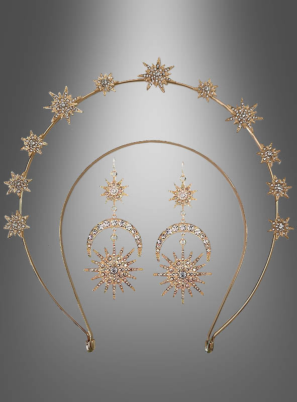 Das Schmuckset „Sonne, Mond und Sterne“ besteht aus einem goldenen Halo-Haarreif mit Himmelsmotiven, der mit Sternverzierungen geschmückt ist, sowie passenden goldenen Ohrringen mit Mond- und Sternenmotiven, die jeweils mit kleinen Kristallen verziert sind. Das bezaubernde Set wird elegant vor einem grau abgestuften Hintergrund präsentiert.