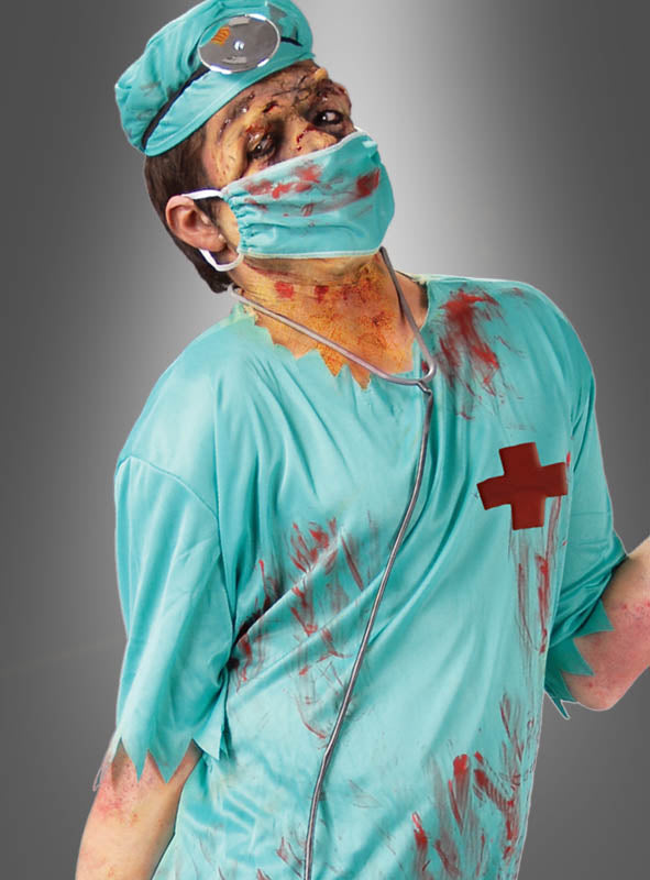 Gekleidet in einen zerfetzten, blutbefleckten Chirurgenkittel mit unheimlichem Zombie-Make-up trägt diese Figur eine Maske, eine Mütze und ein Stethoskop – damit ist das „Zombie-OP-Doktor“-Kostüm die ideale Wahl für alle, die auf der Suche nach einem authentisch furchterregenden Halloween-Kostüm für Herren oder einem Zombie-Doktor-Kostüm für Herren sind. Vor einem schlichten grauen Hintergrund eingefangen, fängt es die gruselige Essenz eines echten Zombie-Arzt-Kostüms perfekt ein.