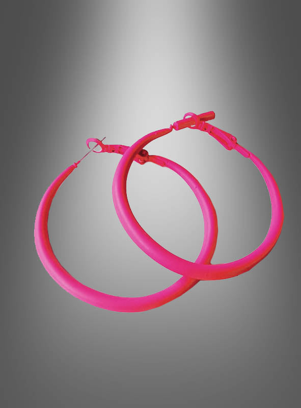 Zwei Creolen-Ohrringe im 80er-Jahre-Stil in Rosa mit Verschlüssen werden vor einem grauen Hintergrund mit Farbverlauf präsentiert.
