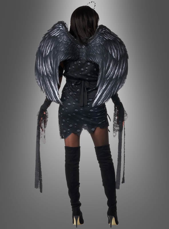 Ein Model präsentiert das „Düsterer Engel“-Kostüm für Damen – bestehend aus einem eleganten schwarzen Ensemble mit schwarzen, mit Federn verzierten Engelsflügeln, langen Handschuhen und Overknee-Stiefeln – vor einem grauen Hintergrund mit Farbverlauf und mit dem Rücken zur Kamera. Dieser auffällige Look ist ideal für alle, die ein auffälliges Halloween-Outfit oder ein düsteres Engel-Kostüm suchen.