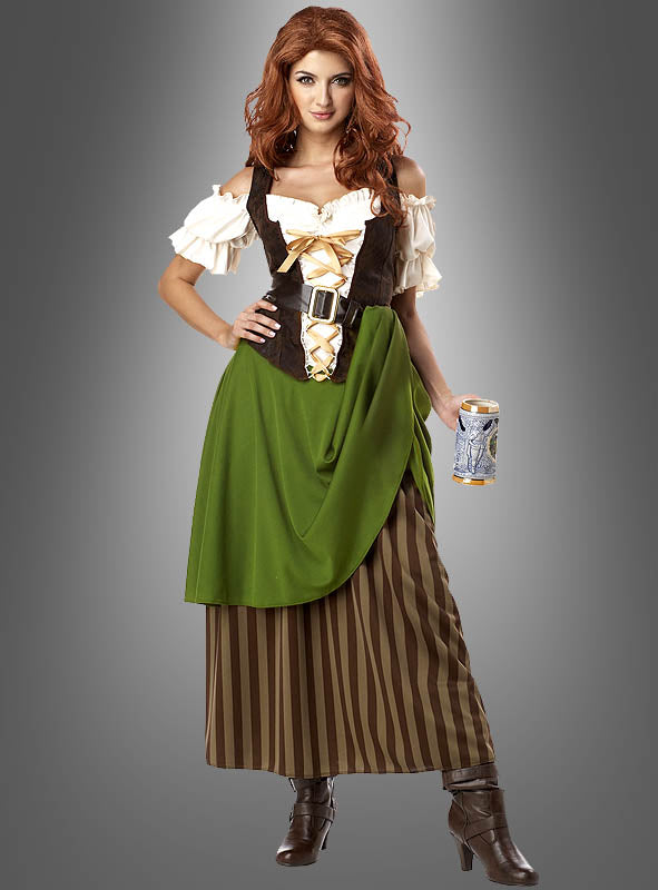 Eine Frau, die das „Schankmaid Mittelalterkleid“ trägt – ein mittelalterlich inspiriertes Kostüm mit grüner Schürze, gestreiftem Rock und Rüschenbluse –, steht vor einem grau abgestuften Hintergrund und hält einen Krug in der Hand.