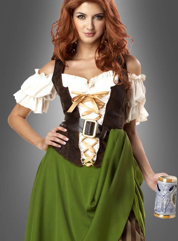 Eine Frau mit langen roten Haaren trägt das Schankmaid-Mittelalterkleid, bestehend aus einem gerüschten, schulterfreien Oberteil, einem grünen Rock und einer vorne geschnürten Weste, die den klassischen Magdkostüm-Stil verkörpern. Vor einem grauen Hintergrund hält sie einen Bierkrug in der Hand und rundet so den perfekten Schankmaid-Kostüm-Look ab.