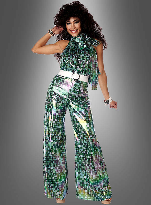 Dieser Look – bestehend aus dem Disco-Neckholder-Zweiteiler „Tina“, einem schimmernden, grün mit Pailletten besetzten Set mit weißem Gürtel – ist perfekt für alle, die ein authentisches 70er-Jahre-Disco-Kostüm oder ein umwerfendes Damen-Discokostüm suchen, und wurde vor einem grauen Hintergrund mit Farbverlauf in Szene gesetzt.