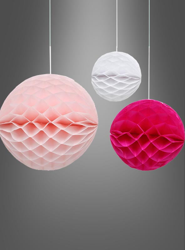 Aber sicher! Hier ist eine überarbeitete Version mit Ihren Produktdaten: Drei Wabenbälle aus dem Set „3 Stück Wabenbälle Partydeko 10–20 cm“ – ein hellrosa, ein weißer und ein dunkelrosa – werden vor einem grauen Farbverlaufshintergrund präsentiert und bilden so ein bezauberndes Deko-Arrangement aus Wabenbällen, das sich perfekt für Ihre nächste Party oder einen besonderen Anlass eignet.