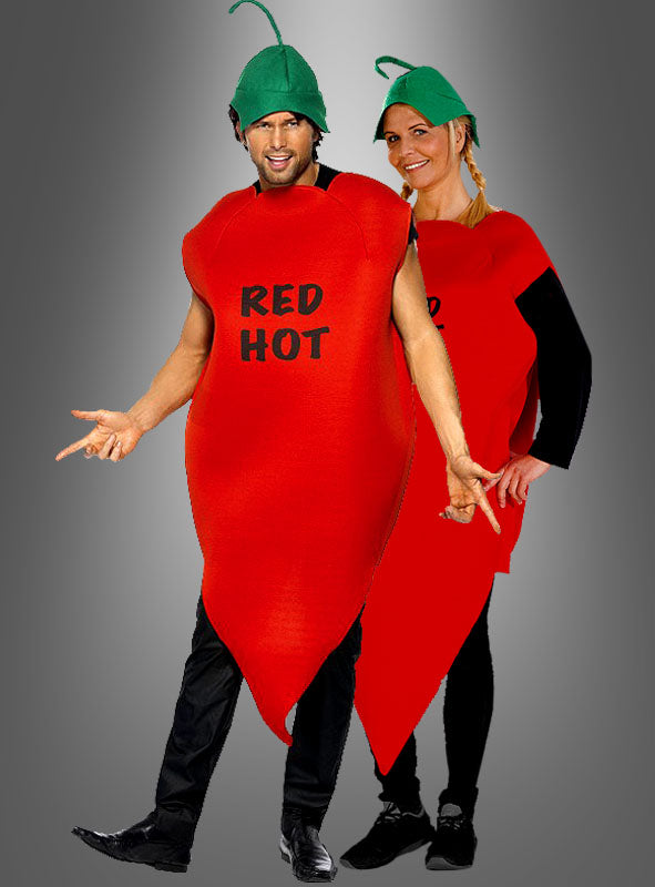 Zwei Personen in leuchtend roten „Rote Chili Schote“-Unisex-Kostümen mit der Aufschrift „Red Hot“, die vor einem grauen Hintergrund mit Farbverlauf stehen. Dieses lustige Kostüm eignet sich perfekt für jede Gelegenheit, bei der Gruppenkostüme gefragt sind.
