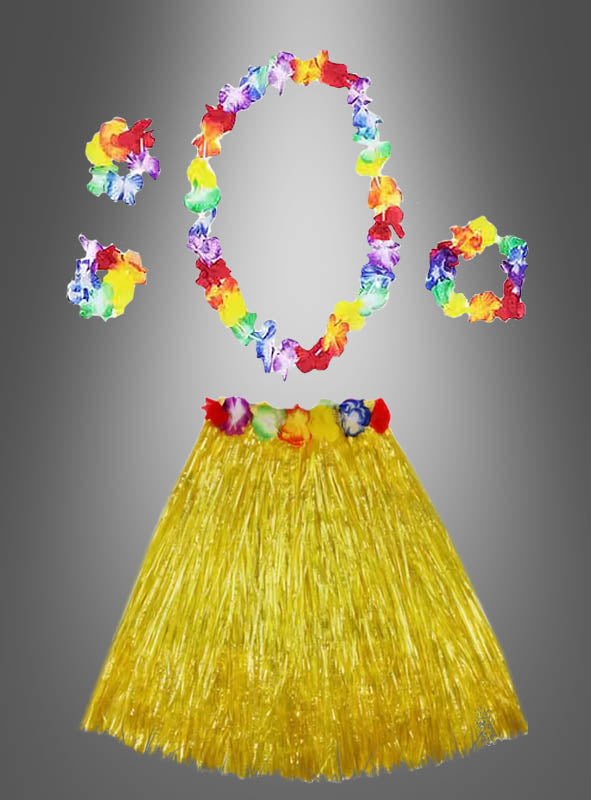Ein farbenfrohes 5-teiliges Hawaii-Set mit Rock und Accessoires, bestehend aus einem gelben Grasrock, kombiniert mit einem bunten Blumen-Lei, einem Armband und einem Stirnband, ist kunstvoll vor einem grauen Hintergrund mit Farbverlauf arrangiert und verleiht dem Ganzen mit einem Hauch von Blumenschmuck eine authentische Inselatmosphäre.