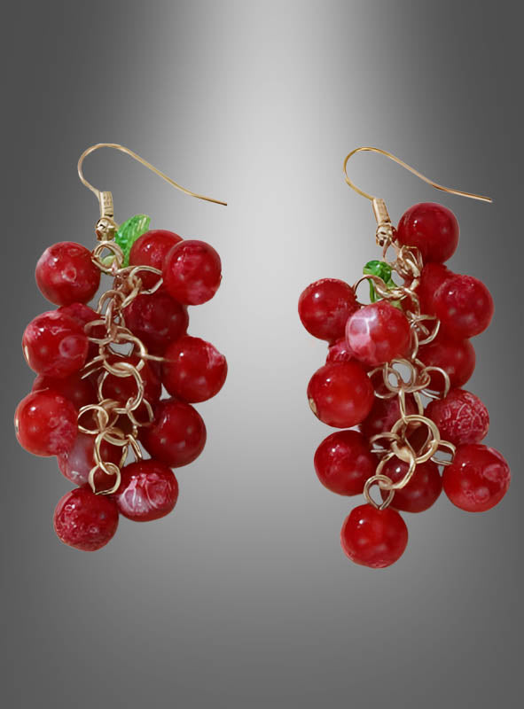 Wir präsentieren die „Trauben“-Ohrringe aus Modeschmuck: ein Paar goldene Haken-Ohrringe, verziert mit kleinen, runden roten Perlen, die kunstvoll wie Weintrauben angeordnet und mit zierlichen grünen Blättern akzentuiert sind. Dieses bezaubernde Schmuckstück verleiht jedem Outfit einen verspielten Hauch von Weintrauben-Charme.