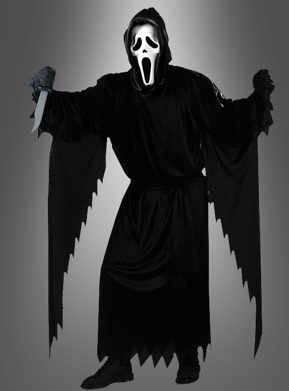 Eine Person, gekleidet im Original-Ghost-Face-Kostüm aus „Scream 4“, komplett mit schwarzem Kapuzenmantel und weißer Ghost-Face-Maske, hält ein Messer in der Hand, während sie vor einem grauen Hintergrund mit Farbverlauf steht – ein gruseliges Halloween-Kostüm, perfekt für jede Kostümparty.
