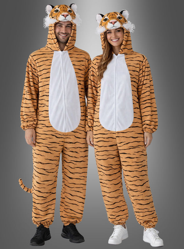 Ein Mann und eine Frau stehen nebeneinander und tragen passende „Deluxe Tiger-Kostüme aus Plüsch“ – Einteiler mit Kapuzen, die mit verspielten Tigergesichtern und -ohren verziert sind. So entsteht ein lustiger Tiger-Overall-Look, der sich perfekt als „Tiger-Kostüm für Erwachsene“ für jeden Anlass eignet.