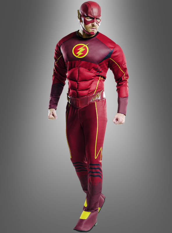 Eine Person trägt das „Deluxe XL-XXL Flash Herrenkostüm“ – einen roten Superheldenanzug mit einem gelben Blitz-Emblem – und steht vor einem schlichten grauen Hintergrund.
