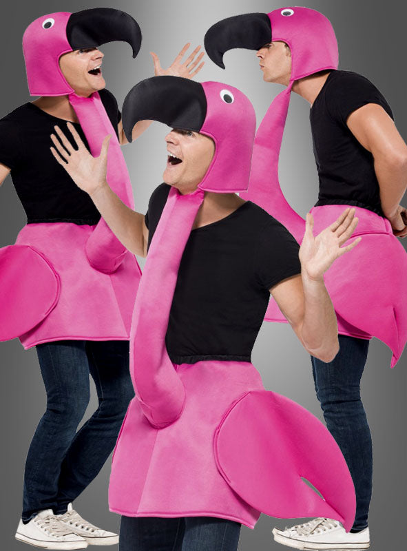 Drei Personen tragen passende rosa „Flamingo Vogel“-Unisex-Kostüme mit großen Schnäbeln und Flügeln. Vor einem grauen Hintergrund mit Farbverlauf nehmen sie verspielte Posen ein, wodurch sich dieses Gruppenkostüm ideal für Karnevalsfeiern eignet.