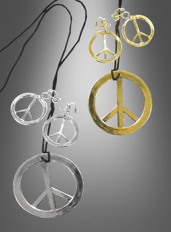 Die „Hippie-Kette und Ohrringe Peace“ aus Silber und Gold, ideal als Hippie-Accessoires für eine 70er-Jahre-Party, werden vor einem grauen Hintergrund präsentiert.