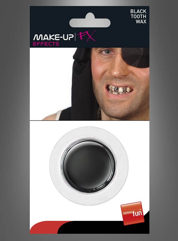 Eine Produktverpackung, auf der ein Mann mit geschwärzten Zähnen und einer Augenklappe abgebildet ist, steht auf einem Behälter mit der Aufschrift „Zahnschwarz Make-up schwarze Zähne“ – ein schwarzes Zahnwachs, das sich ideal für Make-up-Effekte eignet und perfekt ist, um realistische schwarze Zähne als Teil Ihres Halloween-Kostüms zu kreieren.
