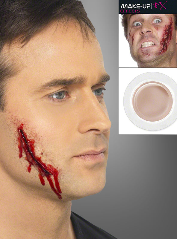 Mann mit realistischer FX-Wundmaske auf der Wange, hergestellt mit „Falsche Haut Schminke FX Wachs“; außerdem sind eine Nahaufnahme der Wunde und eine Verpackung des Produkts zu sehen.