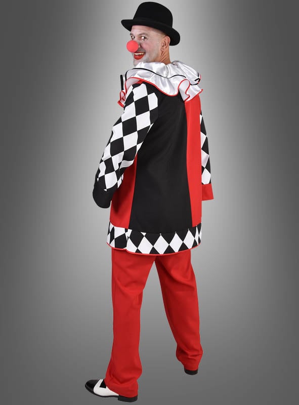 Eine Person, die das „Deluxe Harlekin Clown Oberteil“ trägt – bestehend aus einem schwarzen Hut, einem roten Clownkostüm mit auffälligen schwarz-weißen Rautenmustern, einer roten Nase und Gesichtsbemalung –, das sich perfekt für Karnevalskostüme oder Zirkus-Mottopartys eignet, steht vor einem grauen Hintergrund mit Farbverlauf.