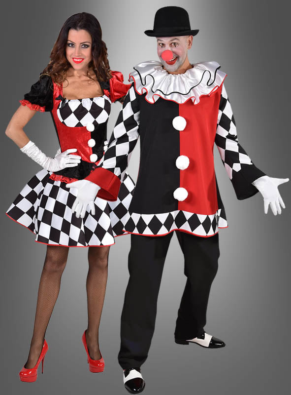 Eine Frau, die das „Deluxe Harlekin Clown Oberteil“ in auffälligem Rot und Schwarz trägt, steht neben einem Mann in einem passenden Clown-Outfit, komplett mit roter Nase und Melone, vor einem grauen Hintergrund mit Farbverlauf – ein idealer Look für jede Karnevalskostüm-Veranstaltung oder Zirkus-Mottoparty.