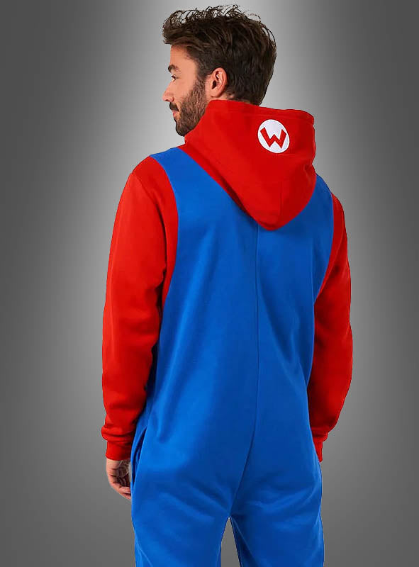 Ein Mann, der von hinten zu sehen ist, trägt den „Super Mario Overall für Erwachsene“ – einen auffälligen blau-roten Overall mit Kapuze, auf der ein weißes „W“ in einem roten Kreis prangt –, während er vor einem grauen Hintergrund mit Farbverlauf steht. Dieser lizenzierte Super-Mario-Overall verkörpert den verspielten Charakter Ihrer Lieblingsfigur aus dem Videospiel.