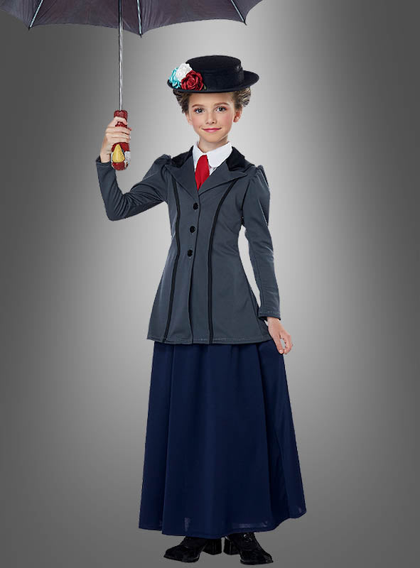 Eine Person, die ein „Englische Nanny Mary“-Kinderkostüm trägt – ein Outfit im Vintage-Stil mit Hut und roter Krawatte –, hält vor einem schlichten grauen Hintergrund einen aufgespannten Regenschirm in der Hand.