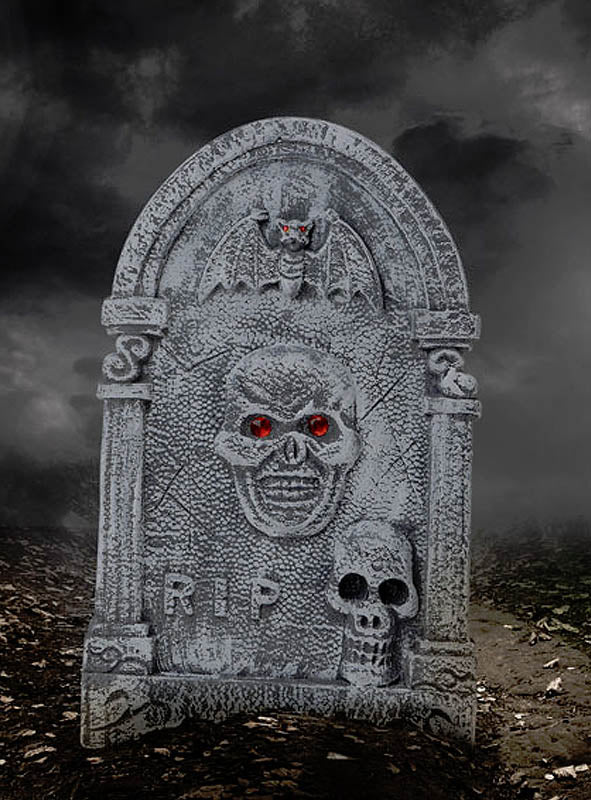 Schaffen Sie eine gruselige Halloween-Kulisse mit dem Grabstein „Totenkopf mit Fledermaus“ (56 cm) – einem grauen Grabstein mit der Aufschrift „RIP“, Totenkopf-Schnitzereien, Fledermaus-Motiven und leuchtend roten Augen. Kombinieren Sie ihn mit einem dunklen, bewölkten Himmel und verstreuten Trümmern, um die perfekte gruselige Atmosphäre in Ihrer Spukszene zu schaffen.