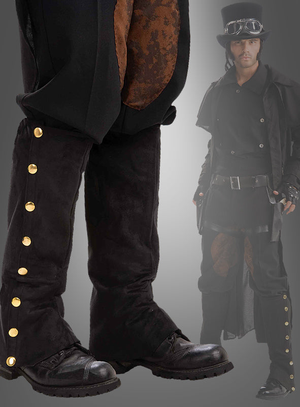 Ein Mann in einem Steampunk-Outfit trägt schwarze Gamaschen „Piraten & Steampunk“ mit goldenen Knöpfen über seinen Stiefeln, dazu eine schwarze Hose, einen langen Mantel und einen Zylinder, der mit einer Schutzbrille verziert ist, vor einem grauen Hintergrund – das perfekte Kostümzubehör für alle, die ihrem Look das authentische Flair von Gamaschen verleihen möchten.
