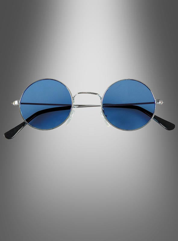 Hippie-Brille „Flower Power“ aus den 70er Jahren mit blau getönten Gläsern und dünnem Metallrahmen, präsentiert vor einem grau verlaufenden Hintergrund.