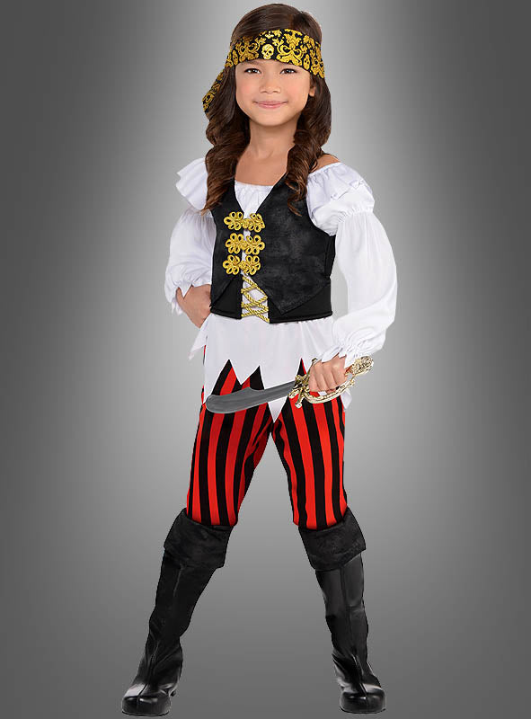 Ein Kind in einem Piratenkostüm für coole Mädchen mit Kopftuch, weißem Hemd, schwarzer Weste, rot-schwarz gestreiften Hosen, schwarzen Stiefeln und einem Spielzeugschwert in der Hand. Dieses Kostüm ist perfekt für kleine Abenteurer, die davon träumen, die Weltmeere zu befahren.