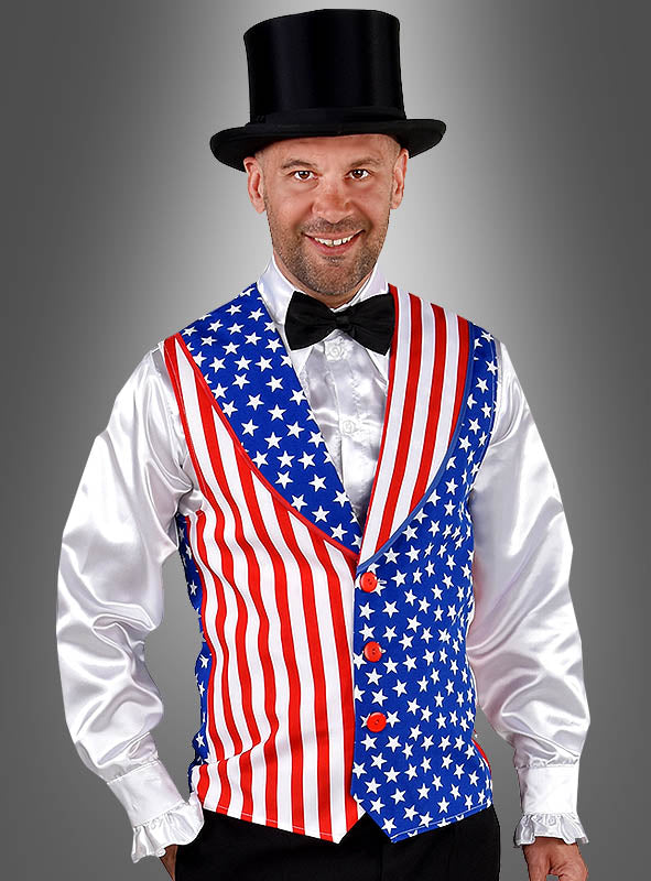 Ein Mann mit Zylinder, weißem Hemd, schwarzer Fliege und der „USA-Weste für Herren“ – einer rot-weiß-blauen Weste mit Sternen und Streifen – steht vor einem grauen Hintergrund; perfekt für alle, die ein klassisches Amerika-Kostüm oder eine humorvolle Trump-Parodie suchen.