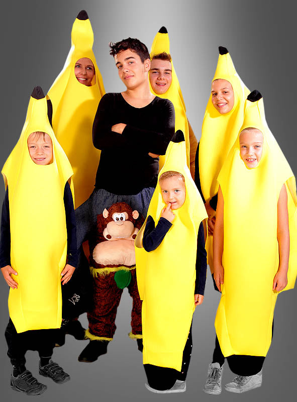Sechs Personen tragen das Bananenkostüm Unisex, wobei eine Person in einem schwarzen Shirt in der Mitte steht und eine weitere Person in einem Affenkostüm ganz vorne. Alle posieren und lächeln vor einem grauen Hintergrund, was dieses Kostüm zu einem idealen Gruppenkostüm für Kinder und Erwachsene macht.