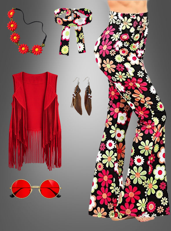 Das Hippie-Kostüm-Set „Flowers rot mit Accessoires“ umfasst eine von den 1970er Jahren inspirierte Schlaghose mit Blumenmuster, eine rote Fransenweste, einen passenden Gürtel und eine Halskette mit Blumenmuster, Federohrringe sowie eine rot getönte runde Sonnenbrille – damit ist es das perfekte 70er-Jahre-Kostüm für Ihre nächste Retro-Party, präsentiert vor grauem Hintergrund.