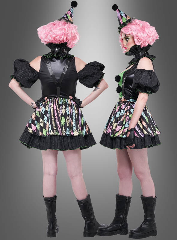 Zwei Personen tragen das „Verrückte Clownfrau Nicky“-Damenkostüm – rosa Perücken, Partyhüte, schwarze Stiefel und dazu passende schwarze Kleider mit auffälligen Rautenmustern –, ideal als Damenkostüm oder Karnevalskostüm. Ein Model blickt nach vorne, während das andere nach hinten schaut; beide posieren vor einem schlichten grauen Hintergrund.