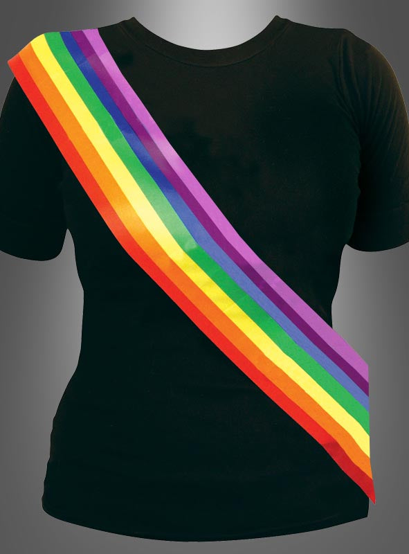 Eine Person, die ein schwarzes T-Shirt trägt, über deren Brust diagonal eine leuchtende Regenbogen-Schärpe „Pride CSD“ drapiert ist, vor einem neutralen grauen Hintergrund – damit ist es die perfekte Wahl für alle, die nach einzigartigen Regenbogen-Accessoires oder stilvollen CSD-Accessoires suchen.