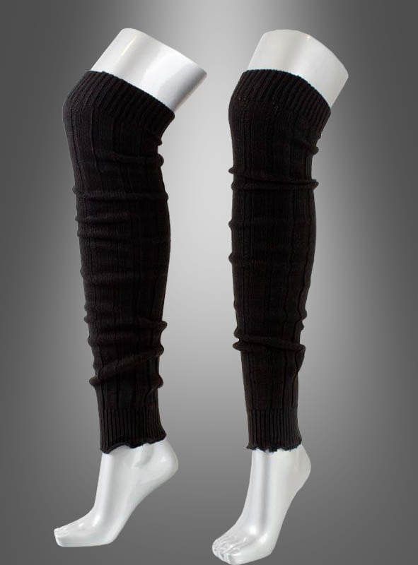 Ein Paar schwarze, gerippte Overknee-Beinstulpen (80 cm) wird an zwei weißen Schaufensterpuppenbeinen vor einem grauen Hintergrund mit Farbverlauf präsentiert.