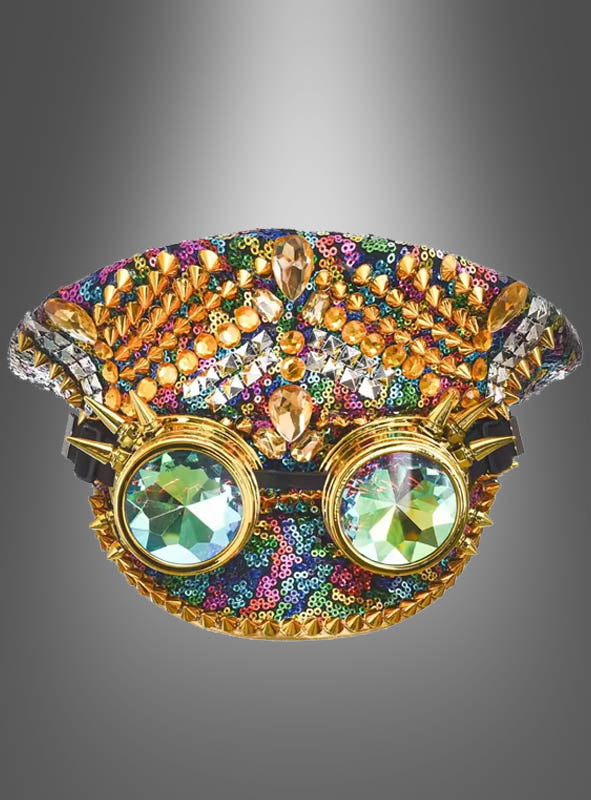 Das „Pailletten-Mütze-Festival“ ist eine farbenfrohe, mit Pailletten besetzte Mütze im Militärstil, die mit goldenen und mit Edelsteinen verzierten Elementen geschmückt ist und an der eine übergroße, goldgerahmte Schutzbrille mit grün getönten Gläsern befestigt ist.