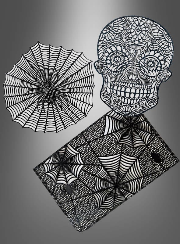 Ein Laptop, ein Spinnennetz und ein Totenkopf sind mit detaillierten Schwarz-Weiß-Mustern auf einem grau abgestuften Hintergrund verziert und bilden so gruselige Motive, die die Halloween-Tischunterlagen „div. Designs“ zur perfekten Wahl für jedes Halloween-Tischset machen.