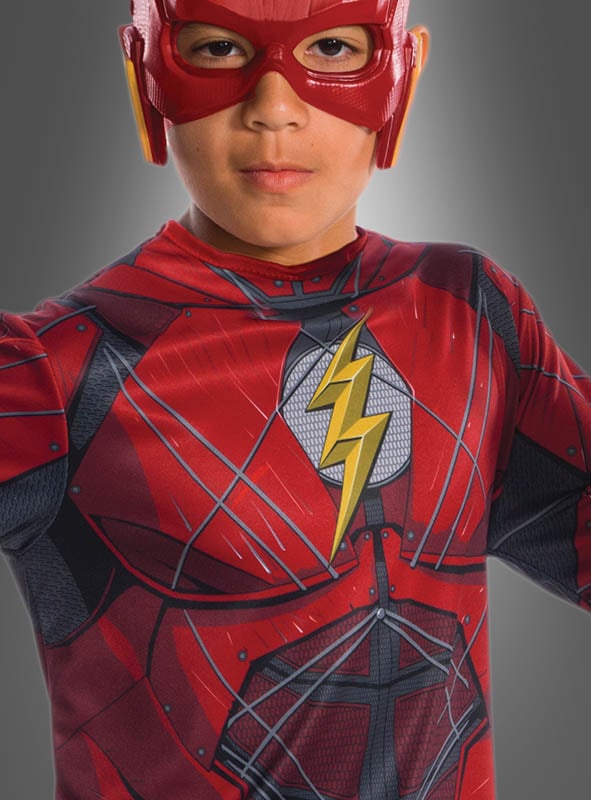 Ein Kind, verkleidet als Superheld „Flash“, trägt das „Flash Kinderkostüm Justice League“ – ein authentisches und offiziell lizenziertes Kostüm mit rotem Anzug, gelbem Blitz-Emblem und passender roter Maske – perfekt für kleine Fans der Justice League.