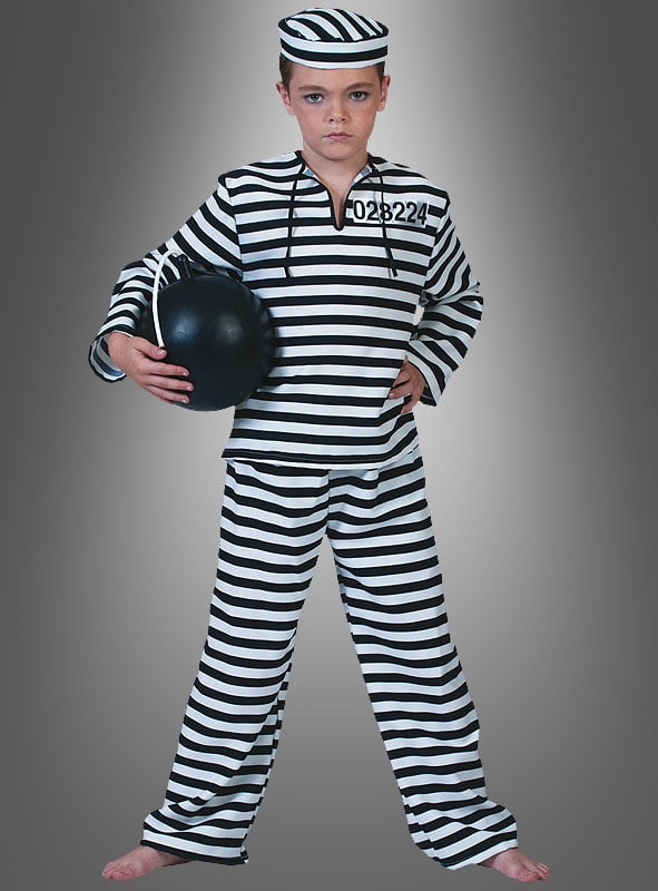 Ein Kind, das ein schwarz-weiß gestreiftes Kostüm der Marke „Gefangener für Kinder“ mit passender Mütze trägt und eine schwarze Kugel mit Kette als Requisite in der Hand hält, steht vor einem grauen Hintergrund.
