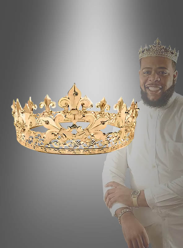 Im Vordergrund schwebt eine „Deluxe Königskrone Metall in Gold“; ein lächelnder, ganz in Weiß gekleideter Mann trägt eine passende „Deluxe Königskrone Metall in Gold“, während er vor einem grauen Hintergrund mit Farbverlauf steht.