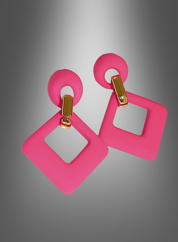 Retro-Ohrstecker aus den 60er Jahren: Ein Paar rosa, geometrisch geformte Ohrringe mit goldfarbenen Metallakzenten, bestehend aus einem runden Ohrstecker und einem hohlen, rautenförmigen Anhänger, inspiriert vom Retro-Neon-Schmuck der 60er Jahre, präsentiert vor einem grauen Hintergrund mit Farbverlauf.