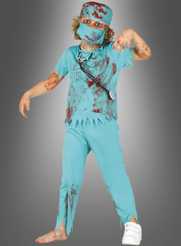 Ein Kind, das das Halloween-Kinderkostüm „Zombie Arzt“ trägt – bestehend aus einem blauen, blutbefleckten Outfit mit Maske, Stethoskop und weißem Schuh –, posiert mit erhobenen Armen vor einem grauen Hintergrund mit Farbverlauf.