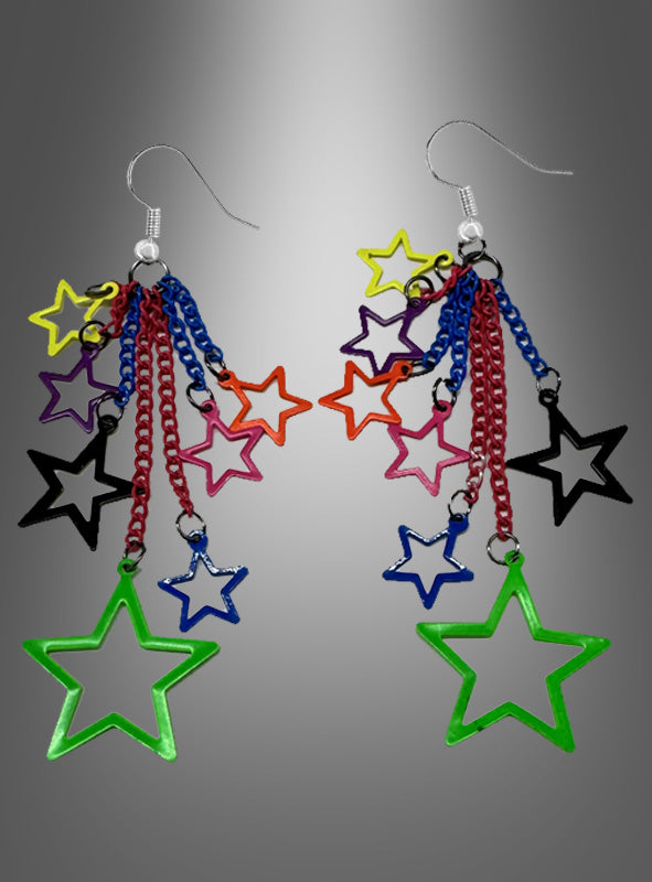 Ein Paar Ohrringe im Stil der 80er Jahre – als Clips oder Haken im Retro-Look – mit farbenfrohen, sternförmigen Anhängern und Ketten in verschiedenen Farben wie Grün, Schwarz, Blau, Rot, Gelb, Pink und Lila – präsentiert auf einem grauen Farbverlaufshintergrund – perfekt als auffälliges Statement-Accessoire im Stil der 80er Jahre.