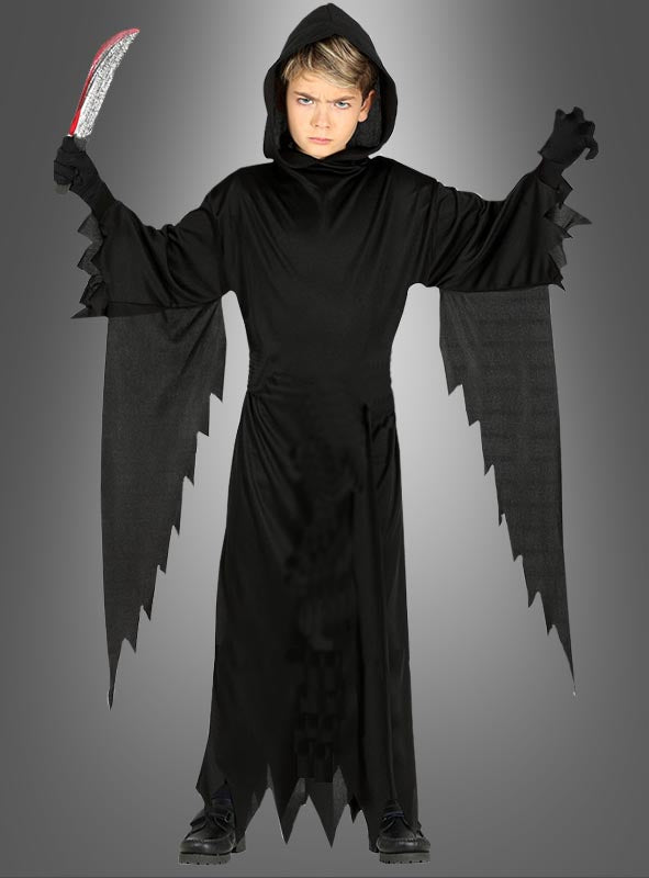Ein Kind, das die „Schwarze Kapuzenrobe für Kinder“ trägt – ideal als Halloween-Kostüm –, hat gezackte Ärmel und hält eine rot-silberne Requisiten-Sense in der Hand, während es vor einem grauen Hintergrund steht.