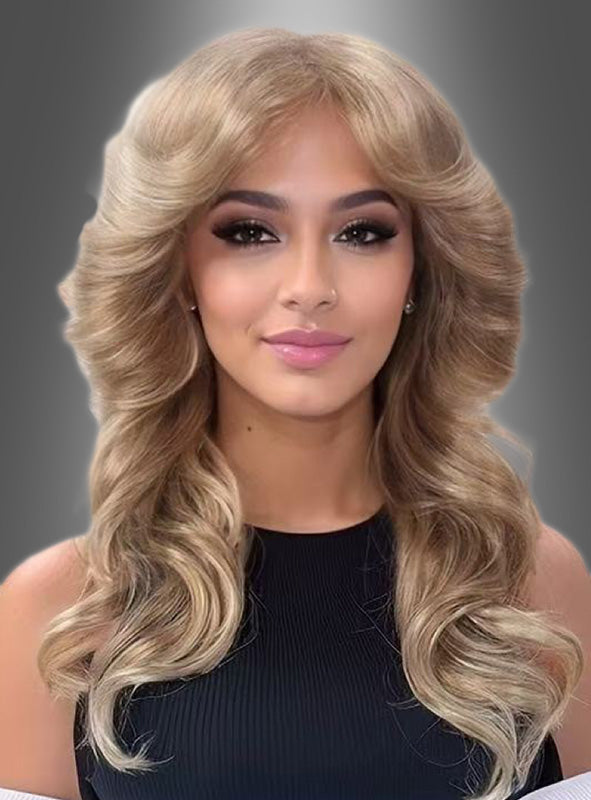 Eine Frau, die die Damenperücke „70er Jahre Föhnwelle“ trägt – eine lange, wellige blonde Perücke im klassischen 70er-Jahre-Föhn-Look mit seitlich gekämmtem Pony –, kombiniert mit einem schwarzen Oberteil, posiert vor einem grauen Hintergrund mit Farbverlauf.