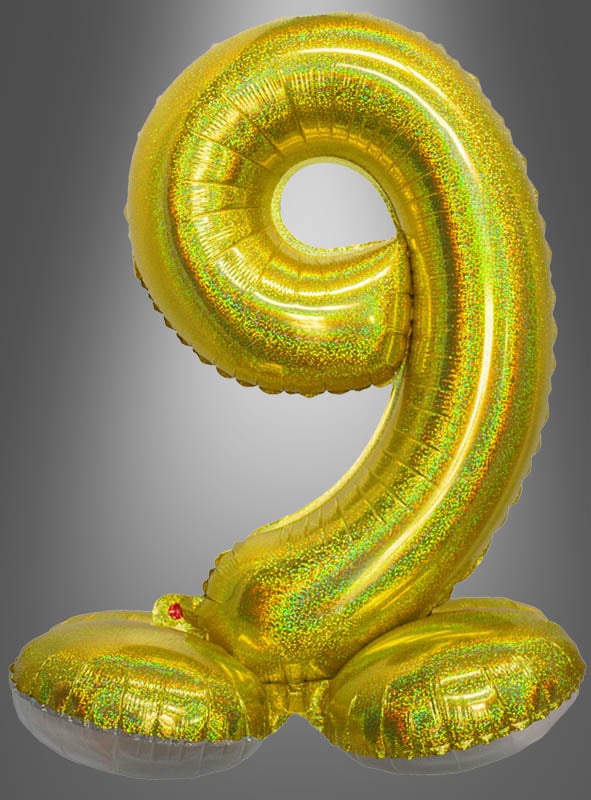 Ein glänzender goldener AirLoon-Folienballon „Zahlen zum Kombinieren“ (70 cm) in Form der Zahl Neun steht auf zwei runden goldenen Sockeln vor einem grauen Hintergrund und eignet sich somit perfekt als stehende Zahlenballon-Dekoration für den Geburtstag.