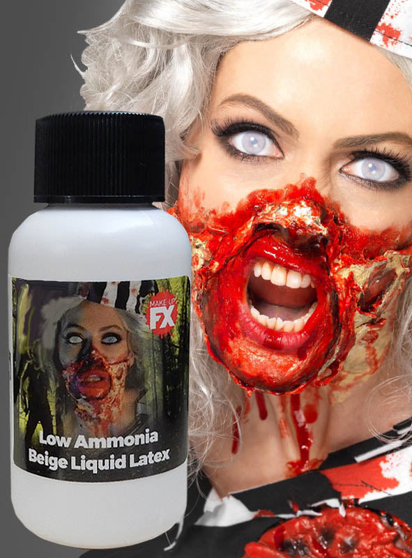 Eine Person mit auffälligem Zombie-Make-up und weißen Kontaktlinsen hält eine Flasche mit der Aufschrift „Latex für FX-Wundenbildung, hautfarben“ in der Hand – ideal für die Gestaltung von FX-Wunden oder Latex-Haut-Effekten zu Halloween –, auf deren Etikett ein passender Make-up-Effekt abgebildet ist.