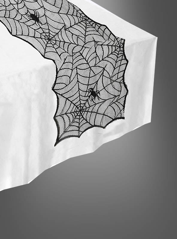 Ein weißer Tisch, geschmückt mit dem Halloween-Tischläufer, der wie ein Spinnennetz gestaltet ist und mit dekorativen schwarzen Spinnen verziert ist, sorgt für die perfekte Halloween-Dekoration und verleiht Ihrer Halloween-Tischdecke einen gruseligen Touch.