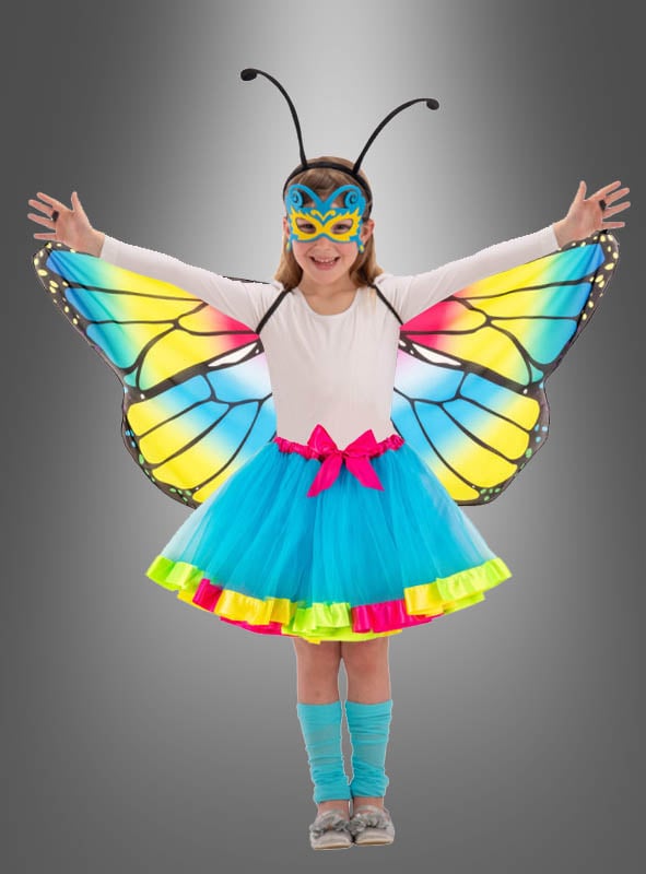 Ein Kind, das das „Schmetterling Flügel“-Kostüm trägt – bestehend aus farbenfrohen Flügeln, einem blauen Rock, einer Maske und einem Stirnband mit Fühlern –, steht mit ausgestreckten Armen vor einem grauen Hintergrund und ist damit das perfekte Geschenk für Mädchen, die gerne fantasievoll spielen.