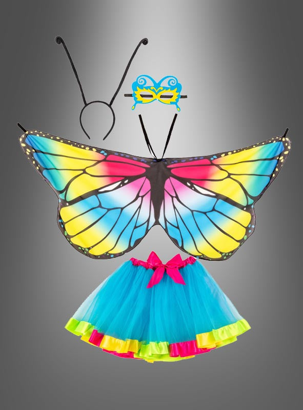 Wir präsentieren das Schmetterling-Flügel-Kostümset für Kinder mit leuchtend blauen, gelben und rosa Flügeln, einem passenden blauen Rock mit einer bezaubernden rosa Schleife, einer farbenfrohen gelb-blauen Maske und einem verspielten schwarzen Stirnband mit Fühlern – alles elegant arrangiert vor einem grauen Hintergrund mit Farbverlauf. Dieses bezaubernde Set ist das perfekte Geschenk für Mädchen, die gerne kreativ und fantasievoll spielen.